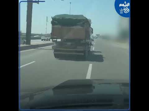 تجاوزت السرعة المحددة.. شاحنة تهدد حياة السائقين بطريق الملك فهد