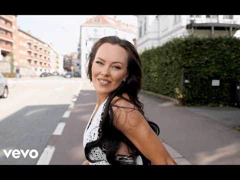 Raylee - Umbrella Dreams (One Take Music Video)