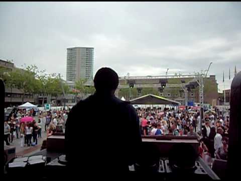 Erick E @ Sneakerz in de stad 2010