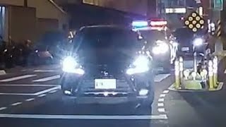 警察：你為什麼闖紅燈？ ：因為我沒看到你
