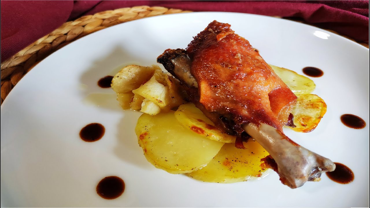 CONFIT DE PATO CON PATATAS, MANZANA Y FRUTOS ROJOS