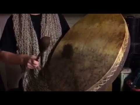 Rumpu-ukko soittaa shamaanirumpua II