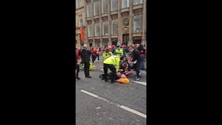 【事件直後の映像】リヴァプール優勝パレードにて車が群衆に突っ込み27人負傷