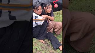 Download lagu 2 CEWEK MANIS KEPLESET GARA GARA FOTO BANTENG MBEROT #bantengan #kalapan #cewekcantik #bocil mp3