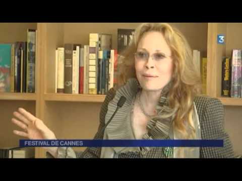 FESTIVAL DE CANNES 2011, les interviews - Faye Dunaway - officier des arts et lettres