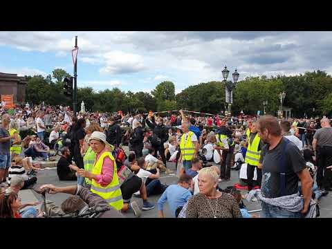 29. 08. 2020 Corona Demo Berlin Siegessäule 8 Dass ihr enger seid!