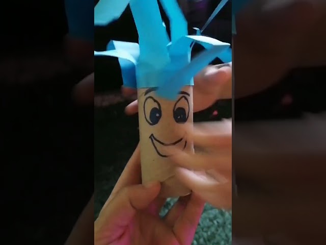 Vídeo relacionado con Tijeras educativas seguras de 3 piezas con mango doble para niños, ideales para terapia materno-infantil, escuela, manualidades y bricolaje.