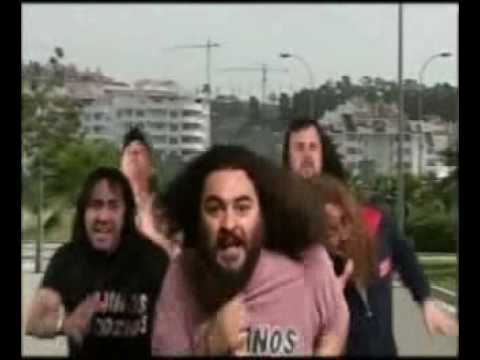 Videoclip de La mujé der guitarra — Mojinos Escozíos