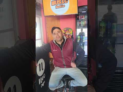 Enzo en su Kiosco de Dean Funes