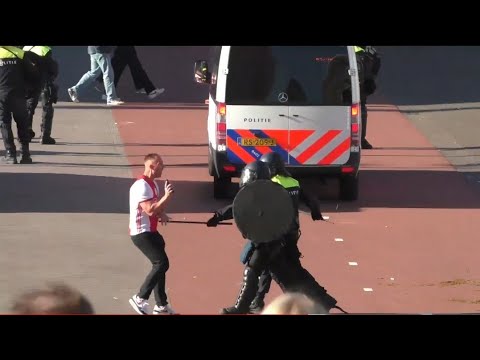 Mobiele Eenheid Politie Grijpt Hard in bij rellen na voetbalwedstrijd Ajax Feyenoord