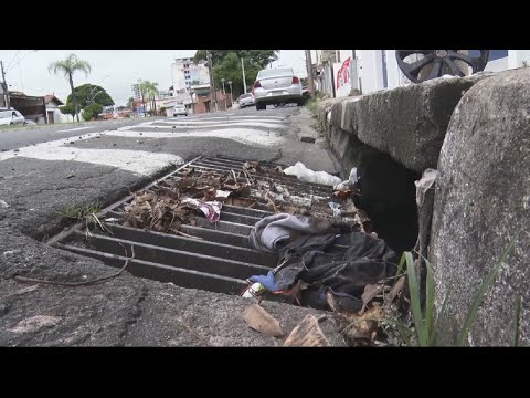Lixo arrastado pela enxurrada permanece na Avenida Visconde