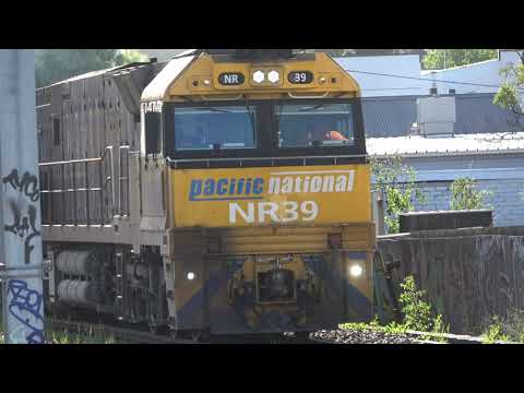 THE AFTERNOON TRAIN RUSH at Middle Footscray Railway Station Part 1 - Australian Trains