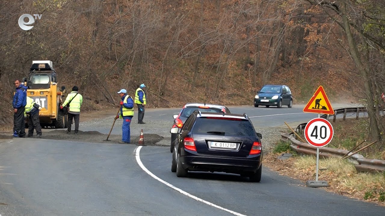 Възстановяват пътното платно в участъка на свлачището край чернооченското село Даскалово