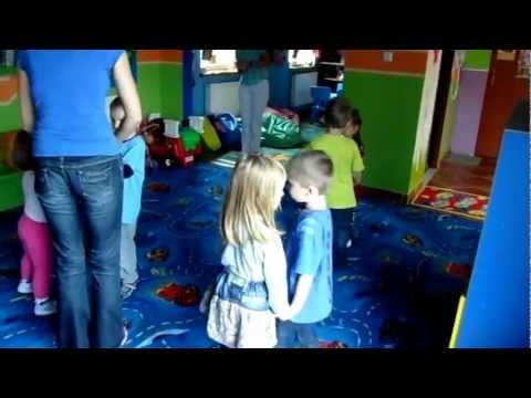 Małe czerwone jabłuszko-tańczymy w parach