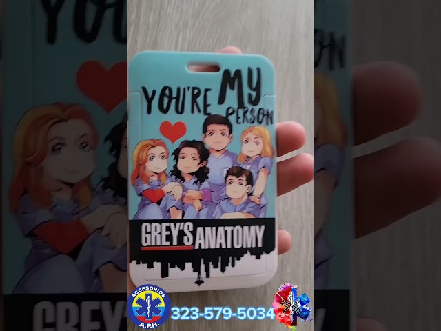 Vídeo relacionado con Uniclife Porta Tarjetas Identificativas Gato Esponjoso Explosivo Portatarjetas de Plástico Retráctil Mosquetón Cordón Desmontable Protector Vertical Tarjetas Empleados Oficina Enfermera Estudiante