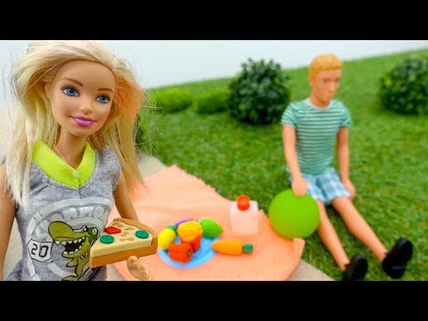 Барби и Кен идут на пикник. Видео с куклами.