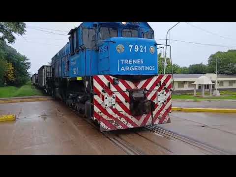 Locomotora 7921 con vagones de raleo vacios con destino santo tome corrientes