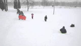 preview picture of video 'Storm brings sled riders to Packard Park, Warren.'