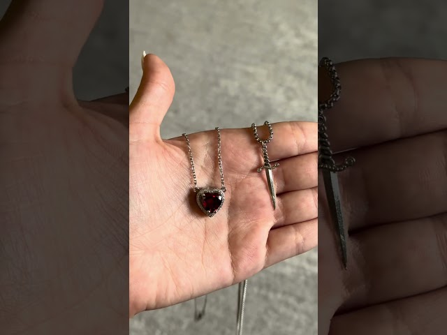 Vídeo relacionado con Collar Hombre de Colgante Murciélago Dragón,Cadenas de acero inoxidable con dragón y espada colgante collares para hombre cadena de joyas,Buen Regalo para su Pareja Novio Padre Sorpresa