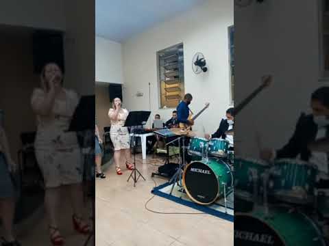 Medley faz chover/que se abram os céus/lindo és/o que é que os anjos vêm/só quero ver Jesus/enche-me