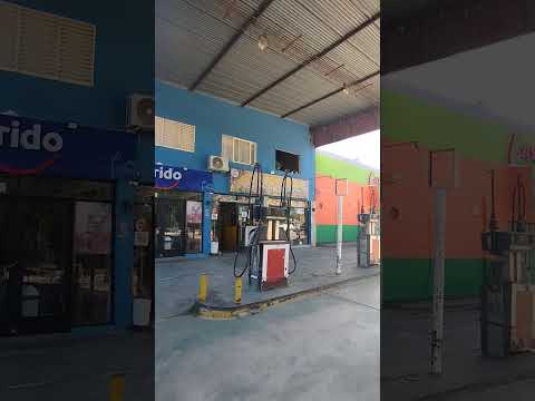 Un lugar para estacionar sin problemas en el Volcán en San Luis, Argentina, solo lejos del tacho