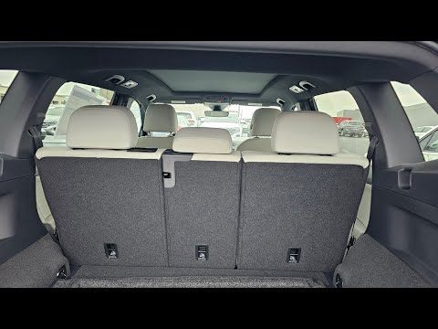 Как сложить сиденья второго ряда в VW Tiguan через заднюю дверь