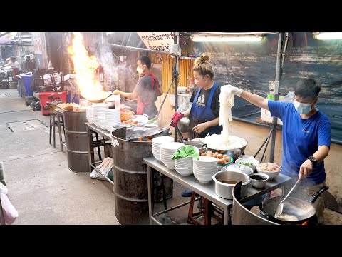 , title : '20년 동안 3대째 골목길에서 튀기는 국수!! / 미슐랭이 선택한 닭 전문 요리! / Fried Noodles with Chicken and Egg | Thailand food'