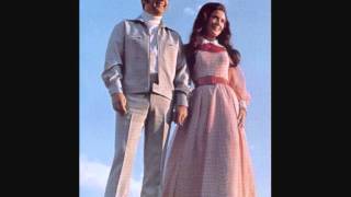 Loretta Lynn &amp; Conway Twitty - Where old love gather dust