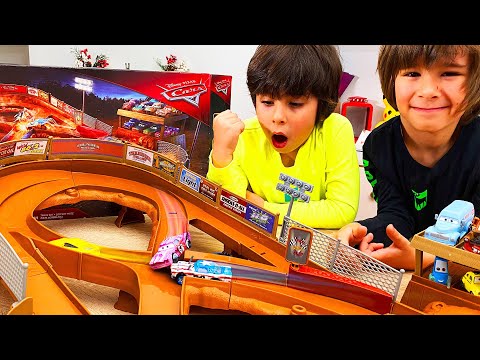EL ULTIMO EN PIE GANA!!  Choques en THUNDER HOLLOW CARS 3 Disney PIXAR