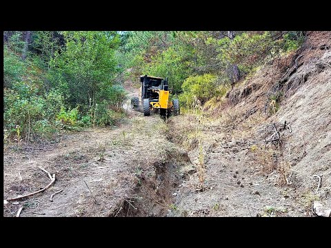 How Deere Grader and Its Operator Fixed a Road That Hadn't Been Repaired for Years #grader #deere