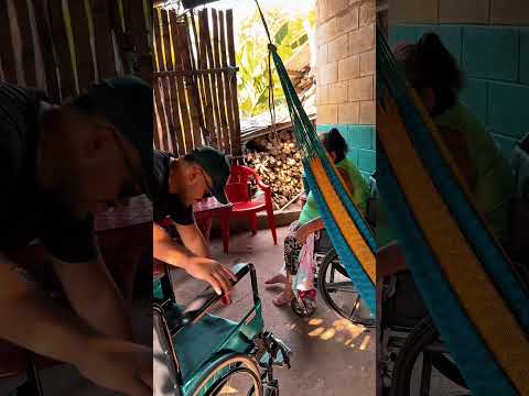 Entregando silla de ruedas a persona de escasos recursos en San Isidro Labrador Chalatenango