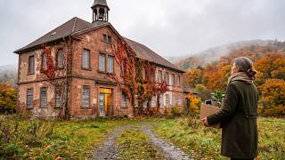 Mit 59 gekündigt, kaufte sie für 4 € die alte Dorfschule — alle lachten, bis sie