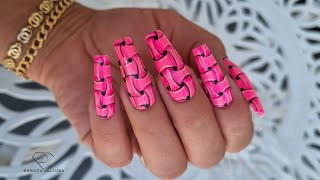 Geometric optical illusion nails.