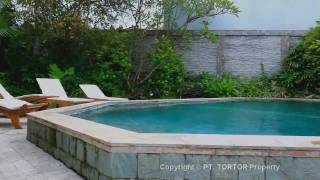 preview picture of video 'Villa Seminyak Bali large 5 bedroom home Darya rental private pool near Oberoi restaurants'
