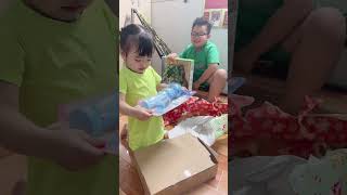 Bé Min khui quà tặng của ông già Noel 2025