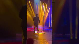 Η πρέσβης των ΗΠΑ χειροκροτά τον Πολύχρονη Δενδρινό για μια ζεϊμπεκιά που έκλεψε τη βραδιά