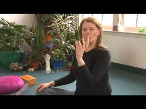 Yoga-Aufwärmübungen: Sitzende Wirbelsäulendrehung