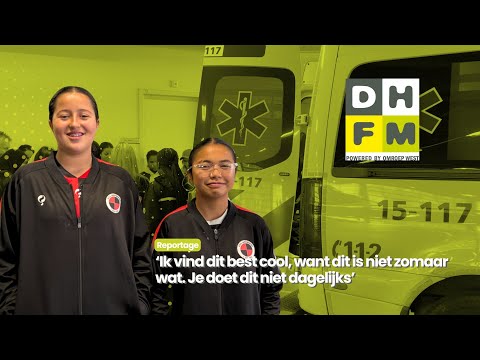 Girls from HVV Laakkwartier get a look behind the scenes at the ambulance station