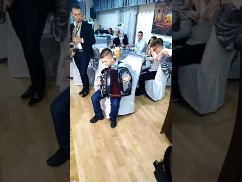 Aca Lazic (8god) - Rasiri ruke o majko stara, Venac ljubavi, Zivkica Miletic uz pratnju Ace Lazic