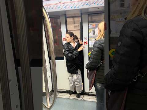 ⛔️Why Do Pickpoclets Enter At The End Like Thag? #Rome #Metro #Italy #Guardian_of_Rome