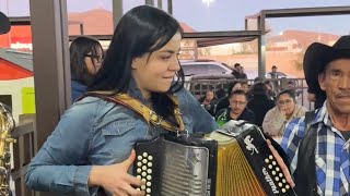 Fui a comer en familia y un señor me prestó su acordeón, vean que buen momento pasamos! 🎷🪗