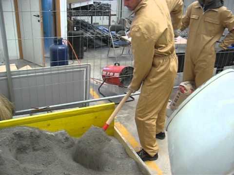 1 a. Impalare la sabbia - Shoveling sand.avi