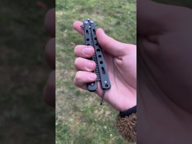 Vídeo relacionado con Vetolaka - Juego de 2 cuchillos de mariposa de entrenamiento, cuchillo de mariposa plegable, abrebotellas de acero inoxidable, hoja sin afilar, peine mariposa, herramienta multifunción, para