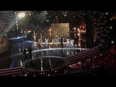 Prince Royce Feat Farruko - Ganas Locas Live from Latin AMAs 2017