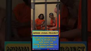 Download lagu Video Tri Suaka Bernyanyi di dalam penjara membawakan lagu Cinta Tigasegi mp3