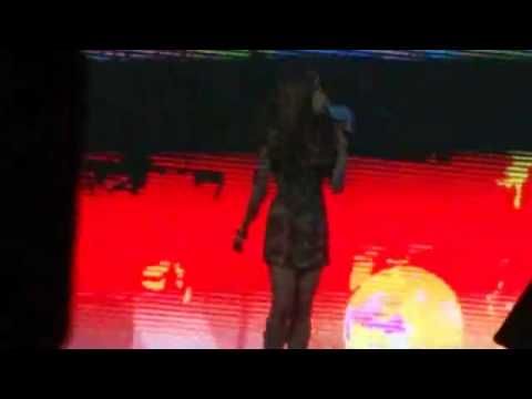 [FANCAM] 120825 Victoria & Zhoumi Duet @ 'When Love Walked In' Press Conference (3)