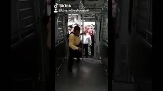 مشهد لقطار في الهند و ازدحام الركاب بالحركة البطيئة