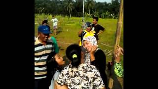 preview picture of video 'Lomba ibu ibu ngambil koin di kelapa'