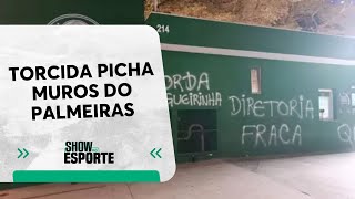 Torcida picha muros do Palmeiras após derrota para o Novorizontino