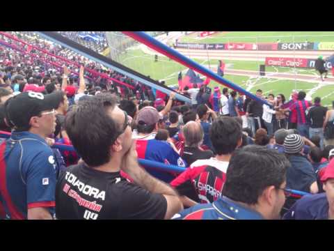 "Qarnaval y gol de Guagua." Barra: Mafia Azul Grana • Club: Deportivo Quito